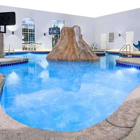 Microtel Inn & Suites By Wyndham Green Bay Bagian luar foto
