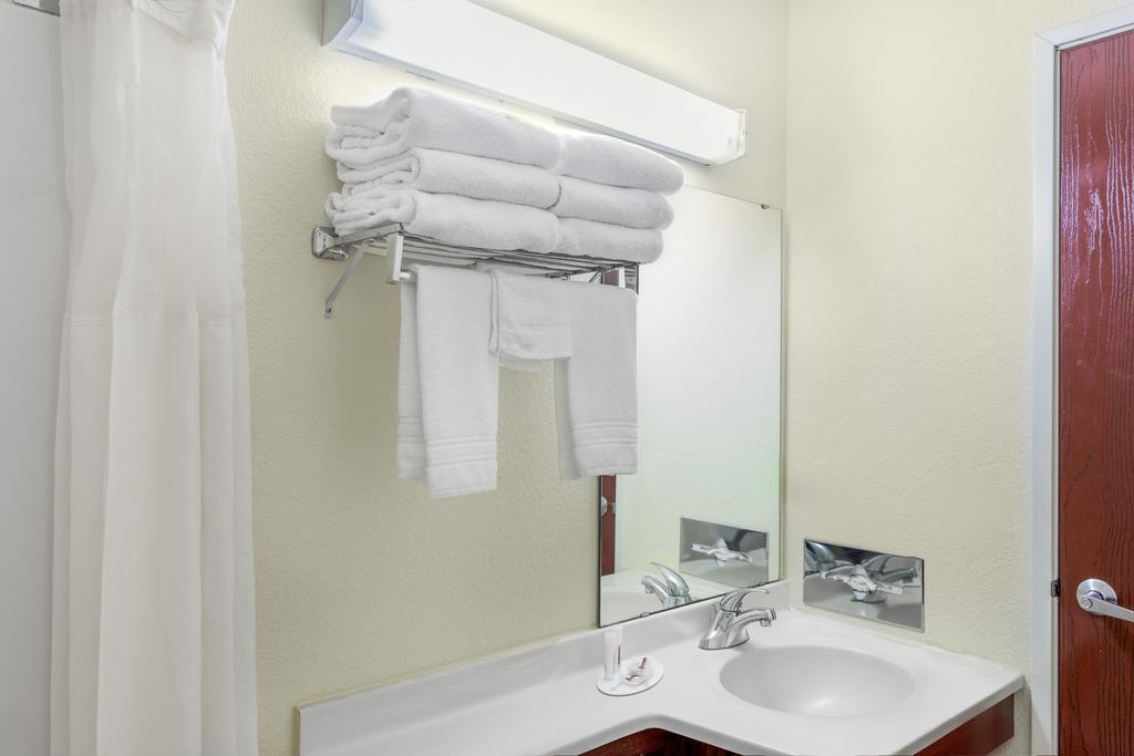 Microtel Inn & Suites By Wyndham Green Bay Bagian luar foto