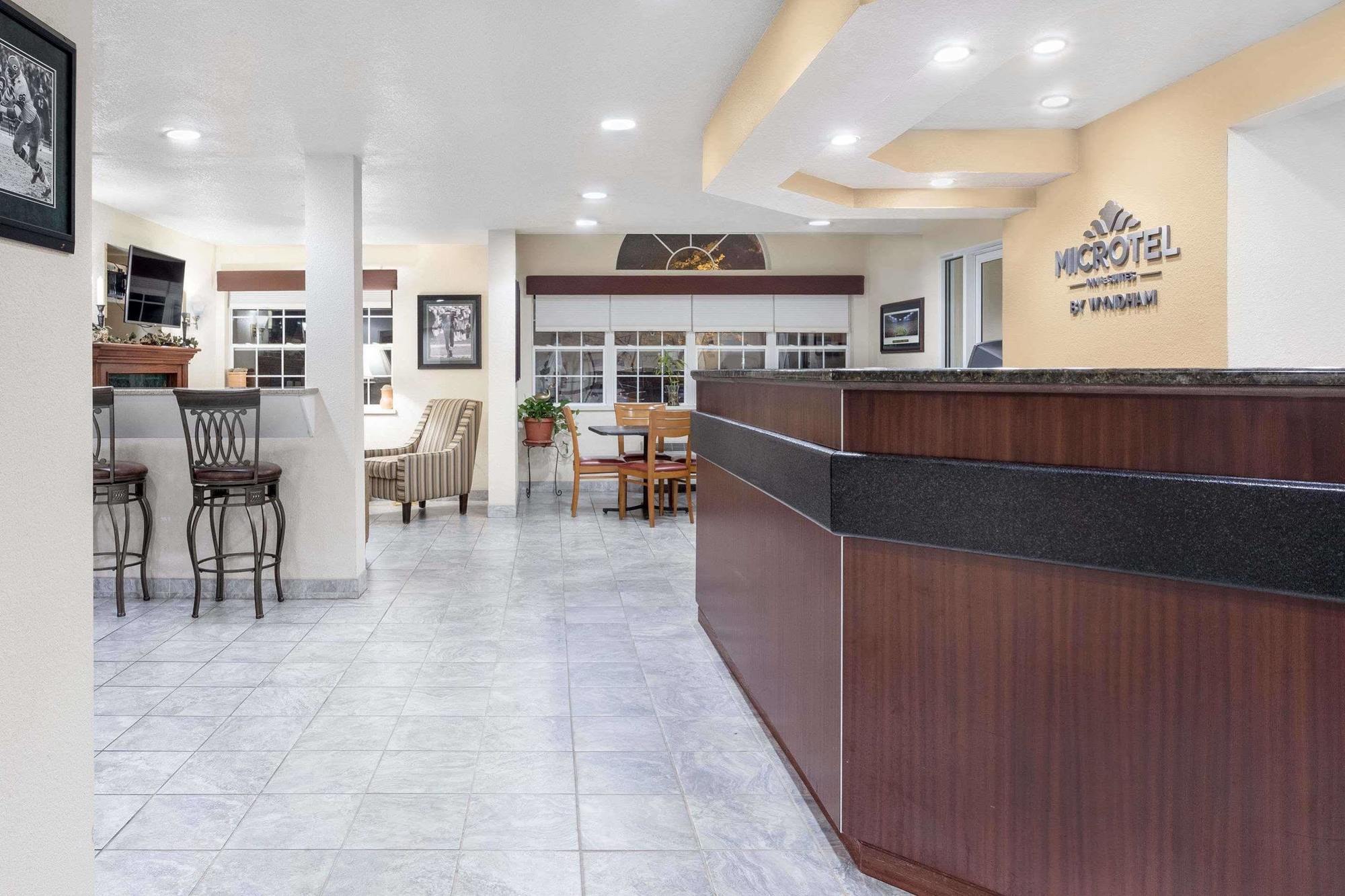 Microtel Inn & Suites By Wyndham Green Bay Bagian luar foto