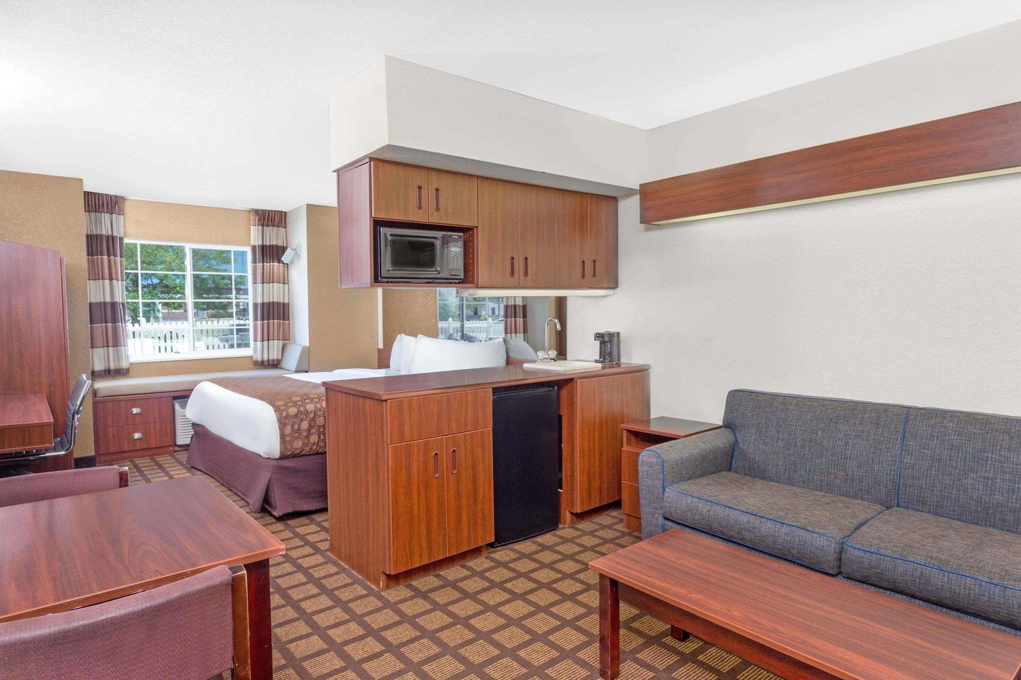 Microtel Inn & Suites By Wyndham Green Bay Bagian luar foto