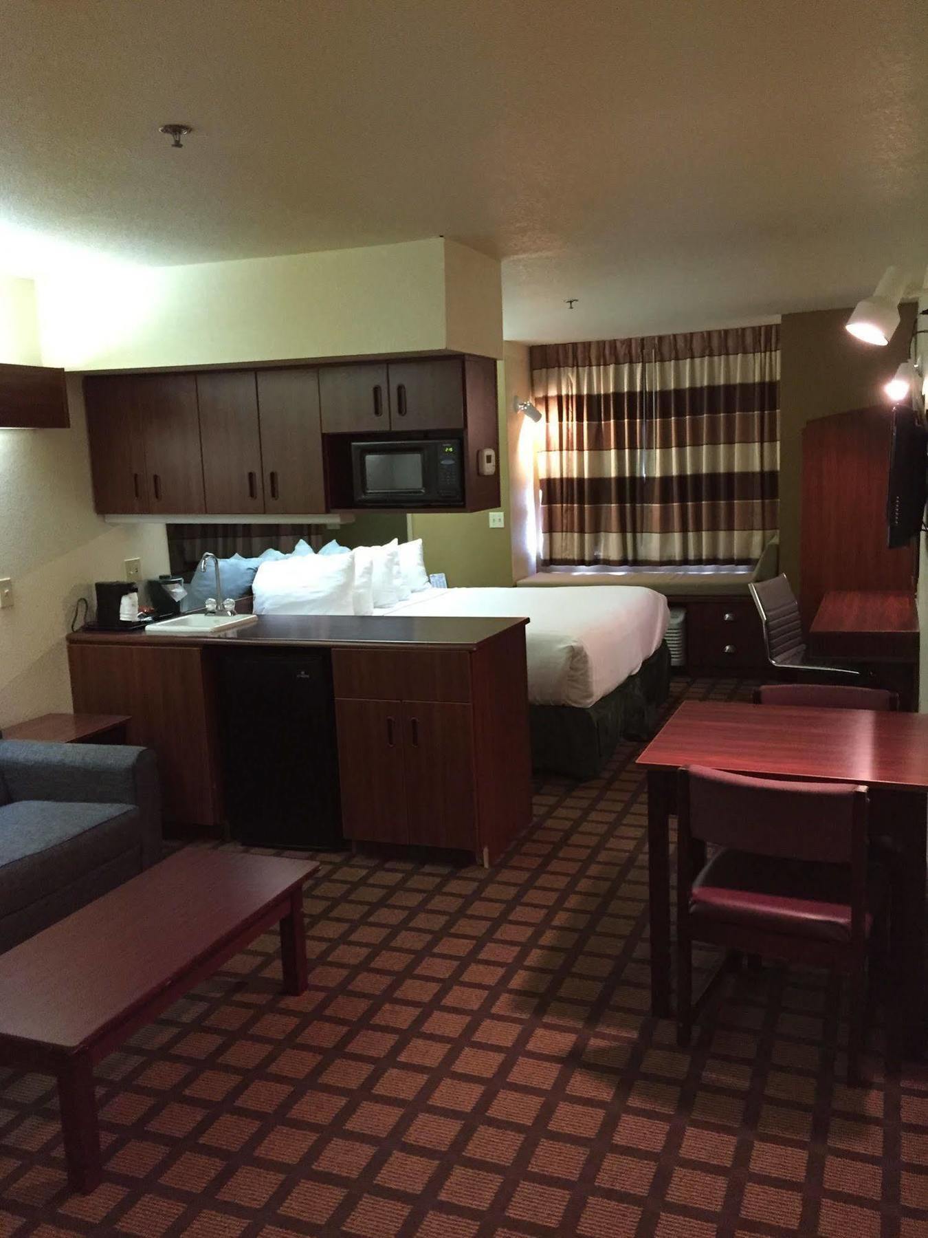 Microtel Inn & Suites By Wyndham Green Bay Bagian luar foto