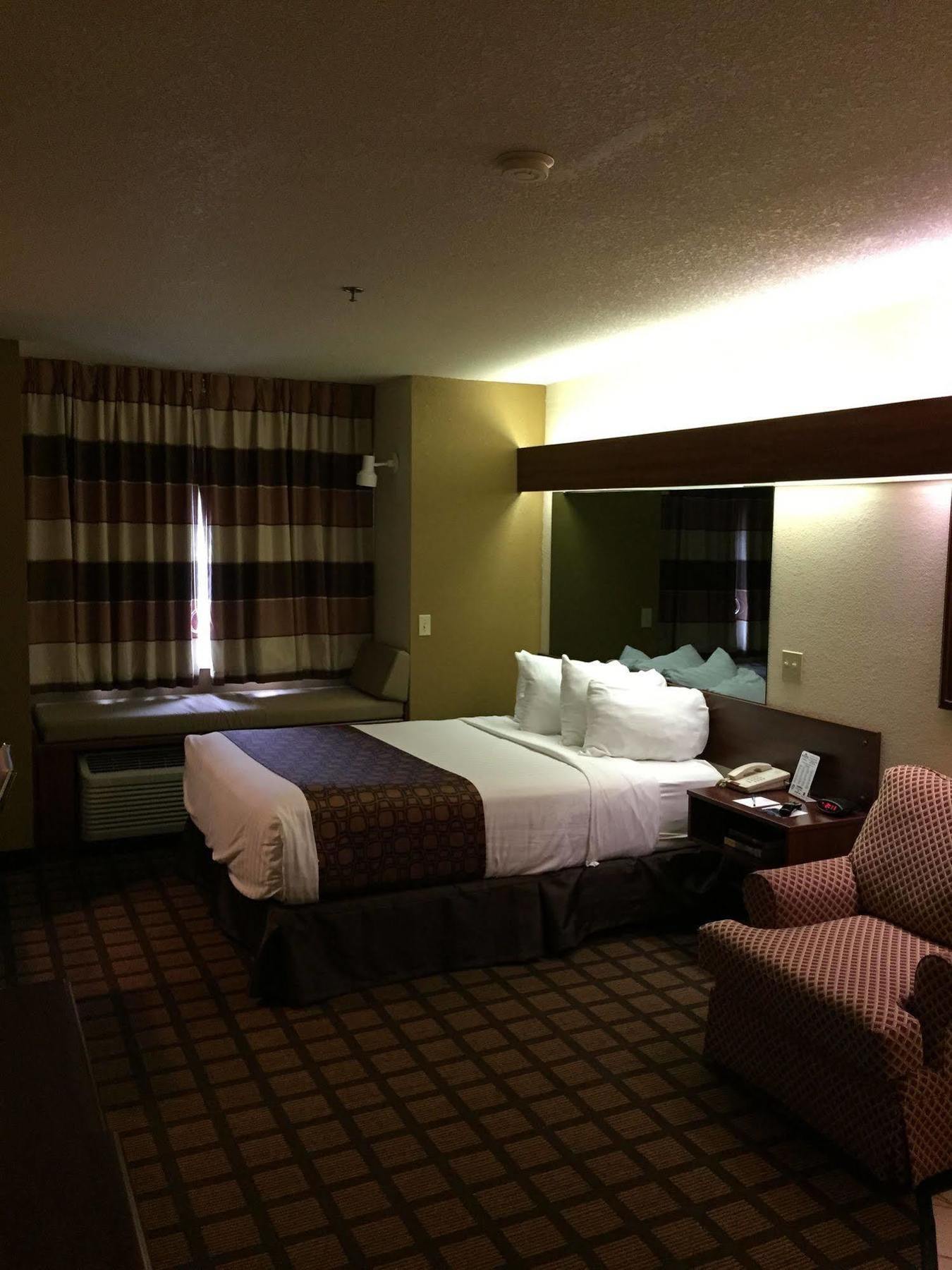 Microtel Inn & Suites By Wyndham Green Bay Bagian luar foto