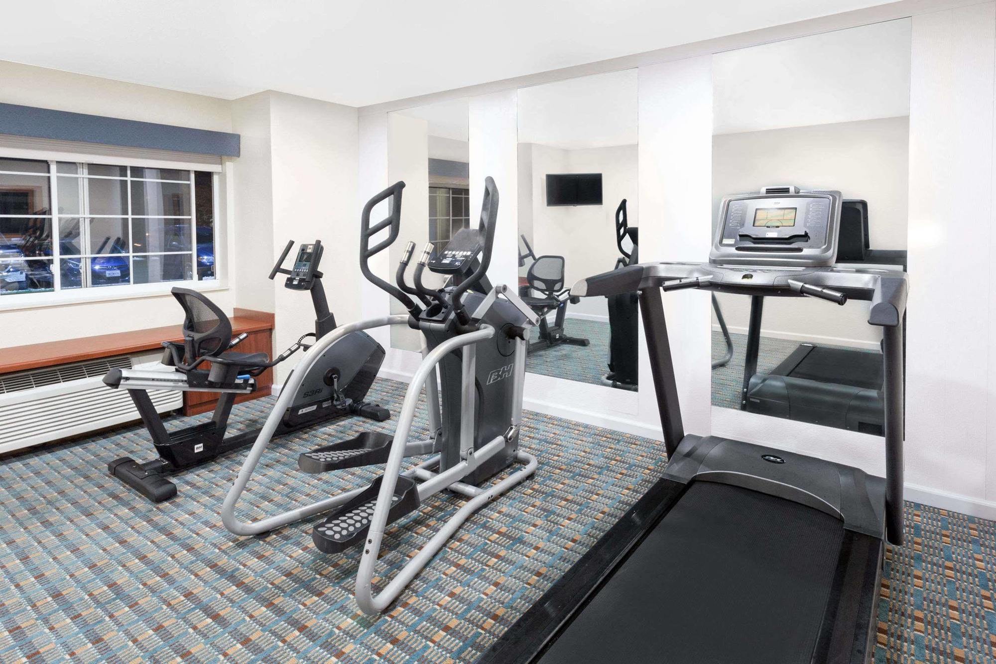 Microtel Inn & Suites By Wyndham Green Bay Bagian luar foto