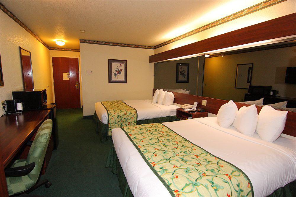 Microtel Inn & Suites By Wyndham Green Bay Bagian luar foto